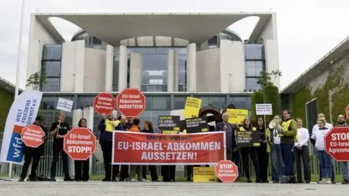 Mehrere Organisationen, darunter Amnesty International, protestierten am 11. Mai 2026 vor dem Kanzleramt in Berlin für die Aussetzung des EU-Israel-Assoziierungsabkommens. © Amnesty International, Foto: Stéphane Lelarge